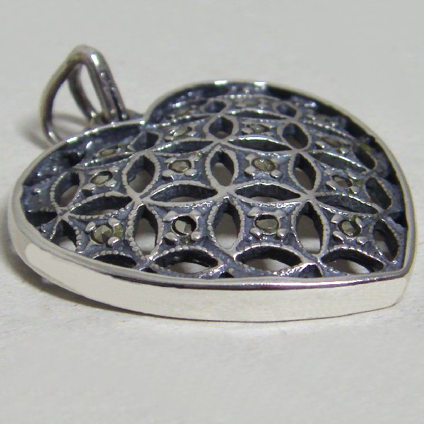(p1574)Drafted heart pendant with marcasites.
